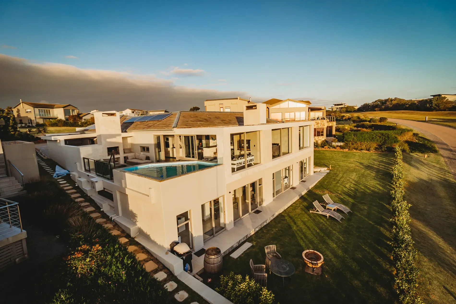 Exterior photo 4