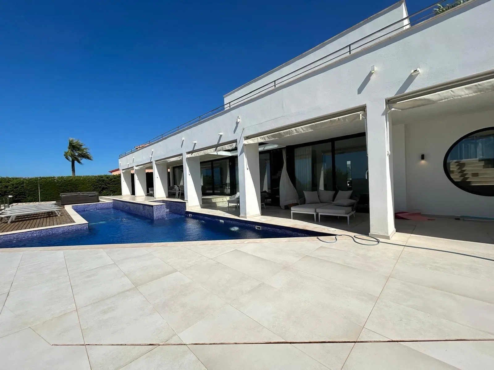 Exterior photo 4