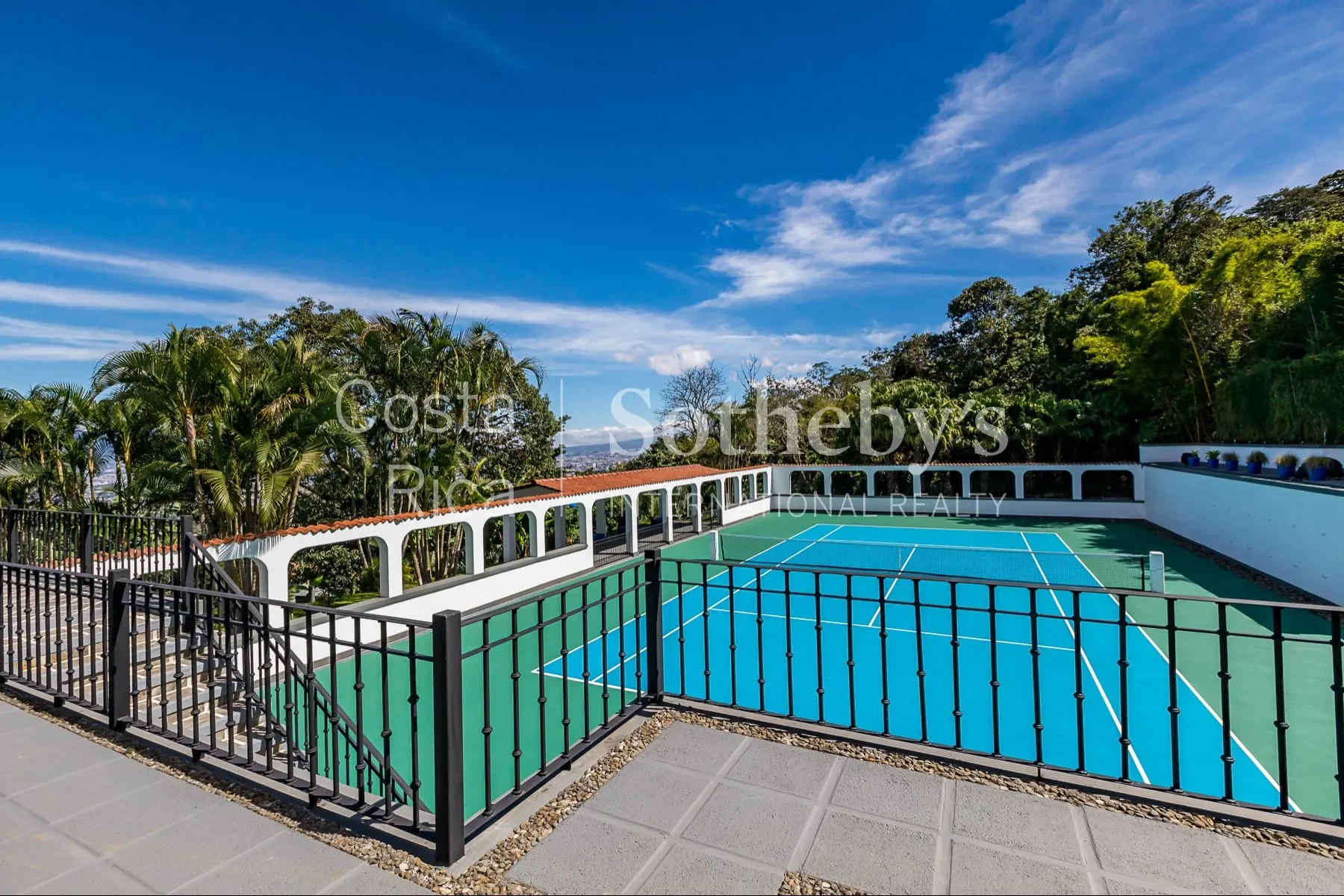 Exterior photo 5