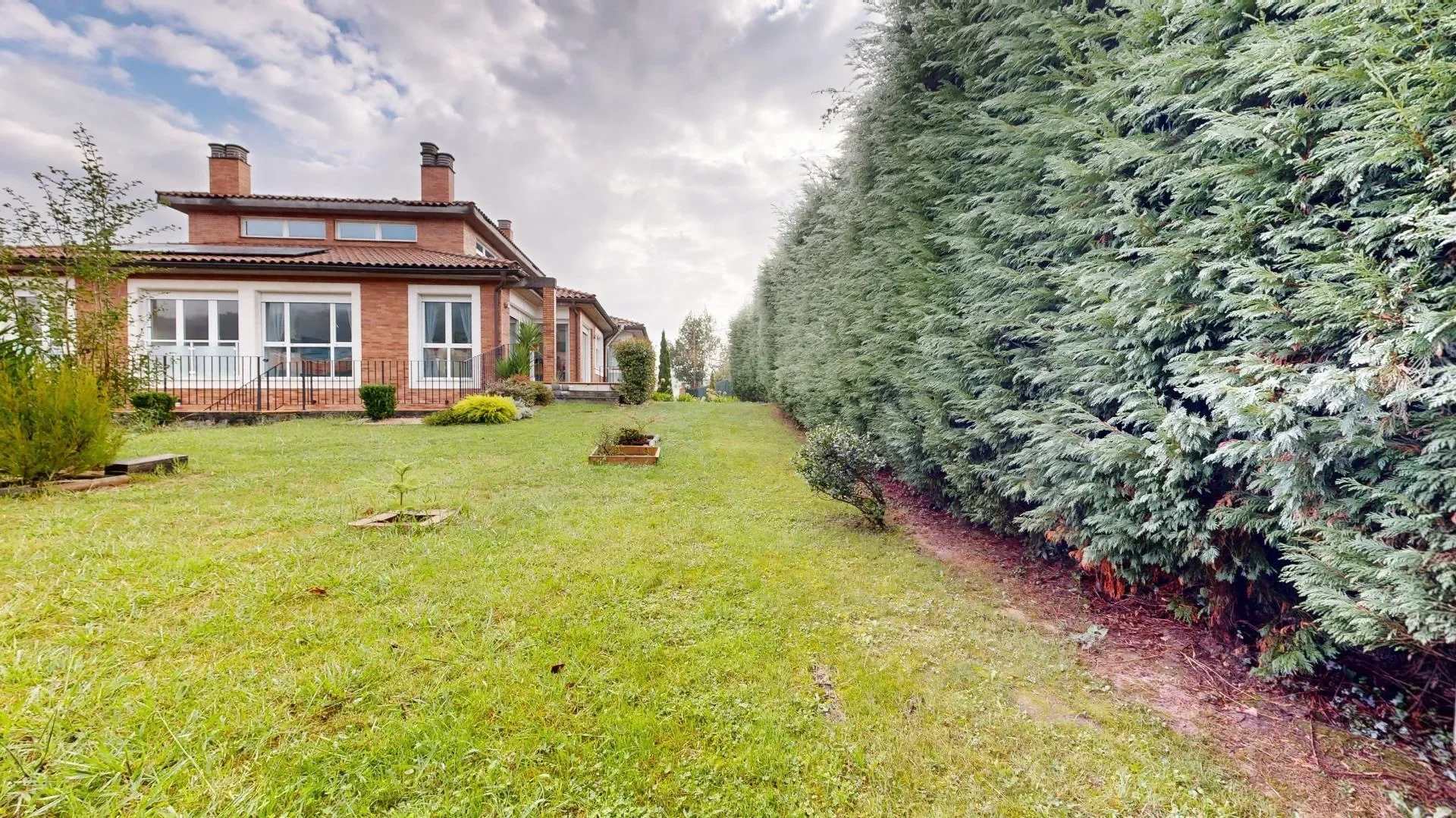 Exterior photo 2