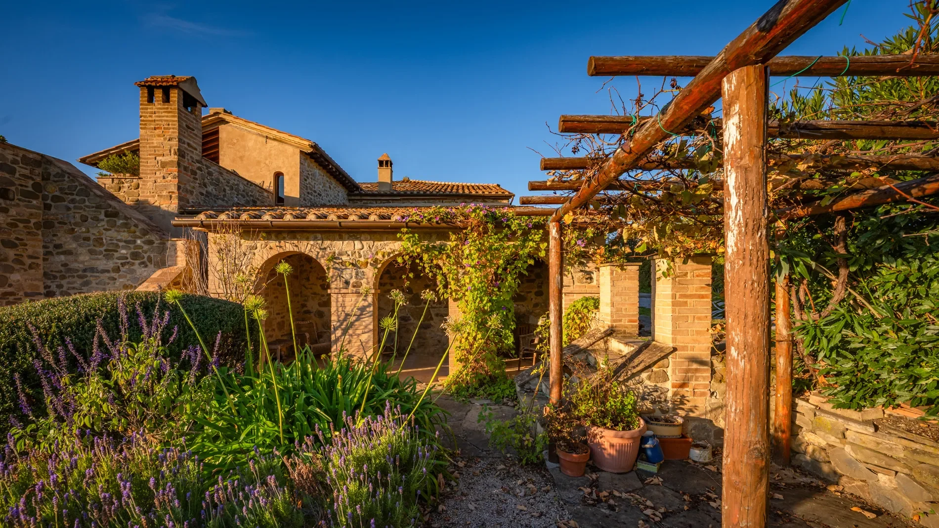 Exterior photo 2