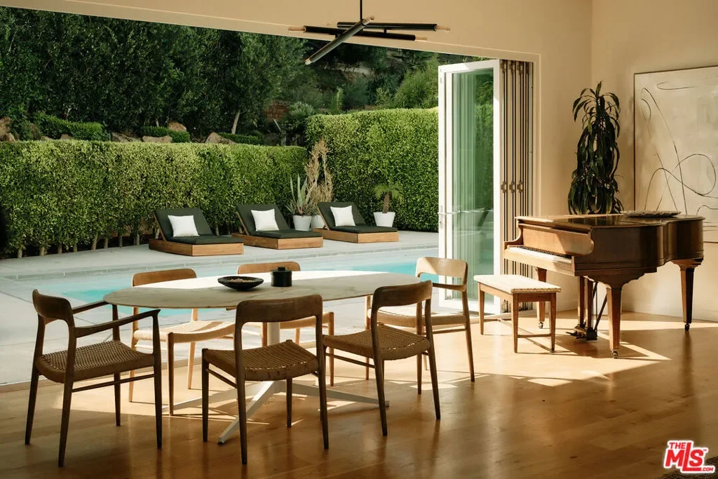 2635 Carman Crest Drive, Los Angeles, California, United States. - Photo 12