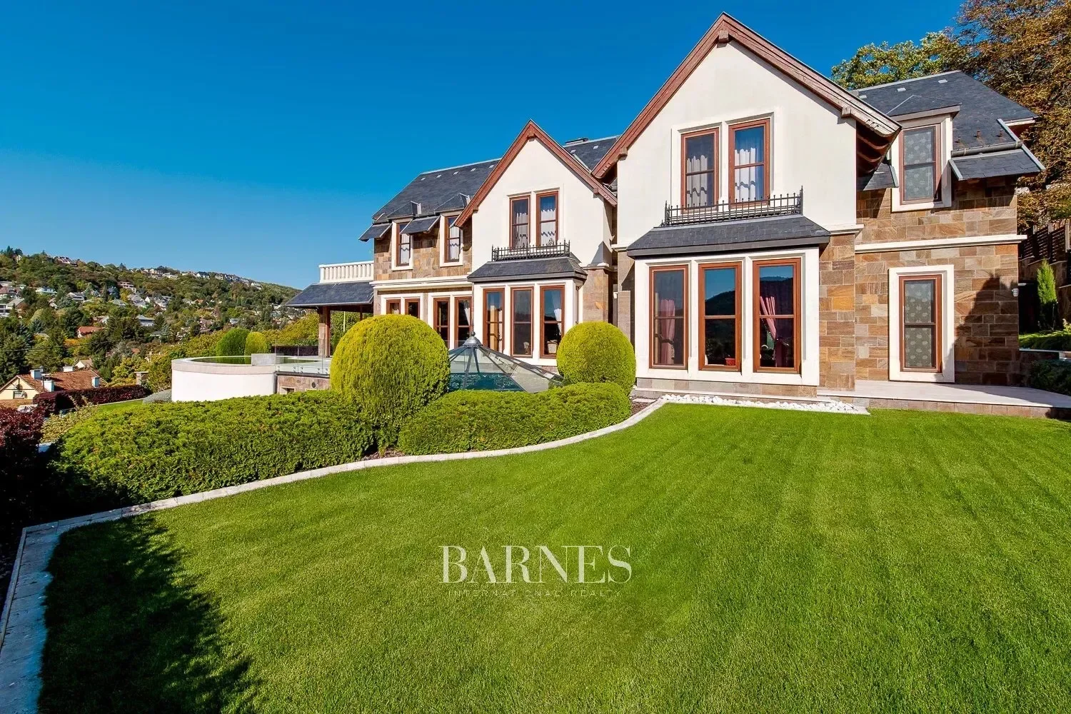 Exterior photo 1
