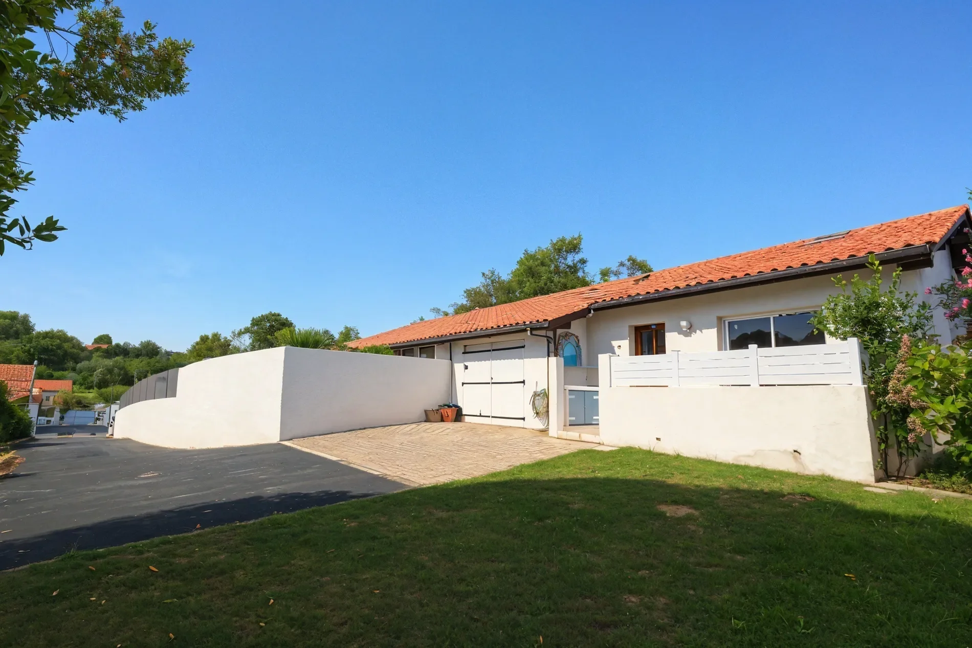 Exterior photo 2