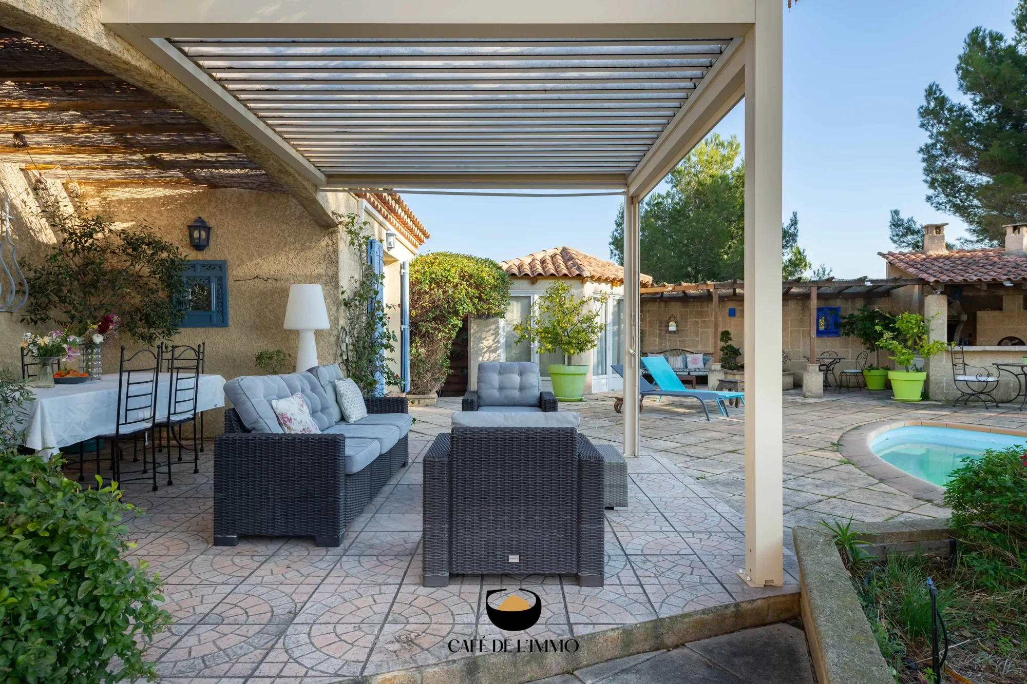 Exterior photo 5
