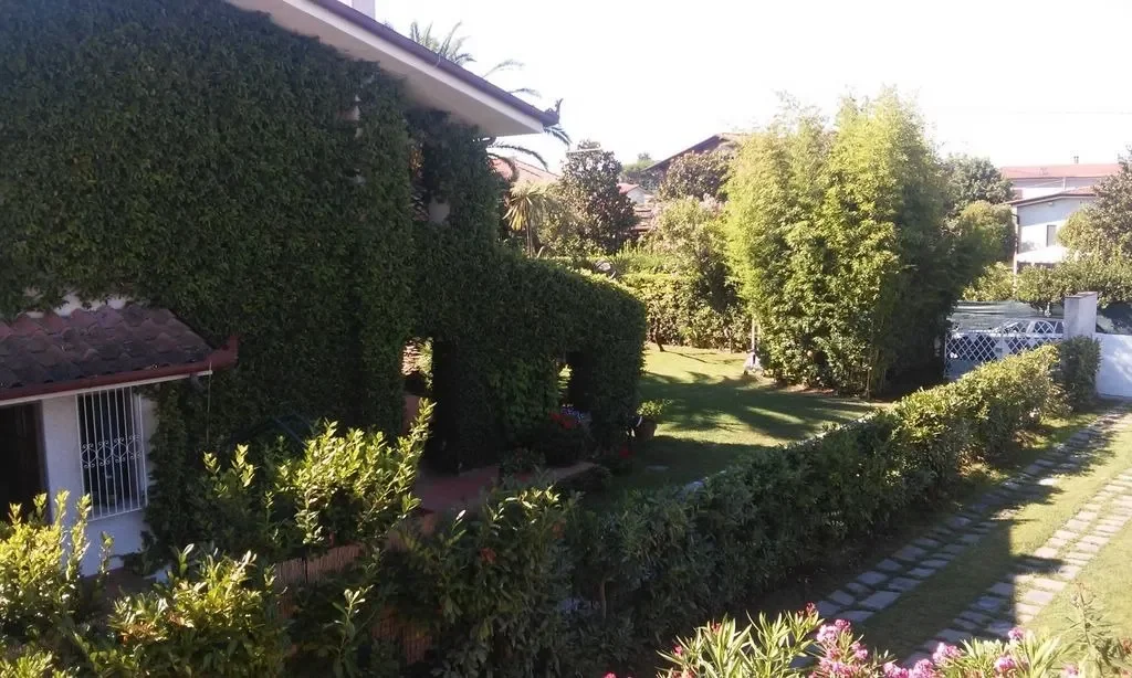 Exterior photo 6
