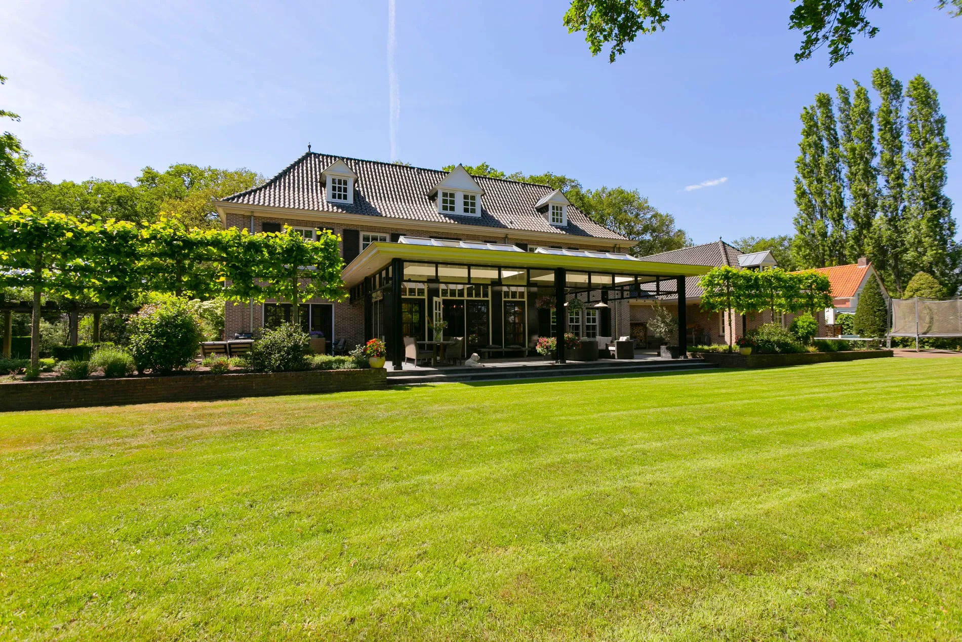 Exterior photo 8