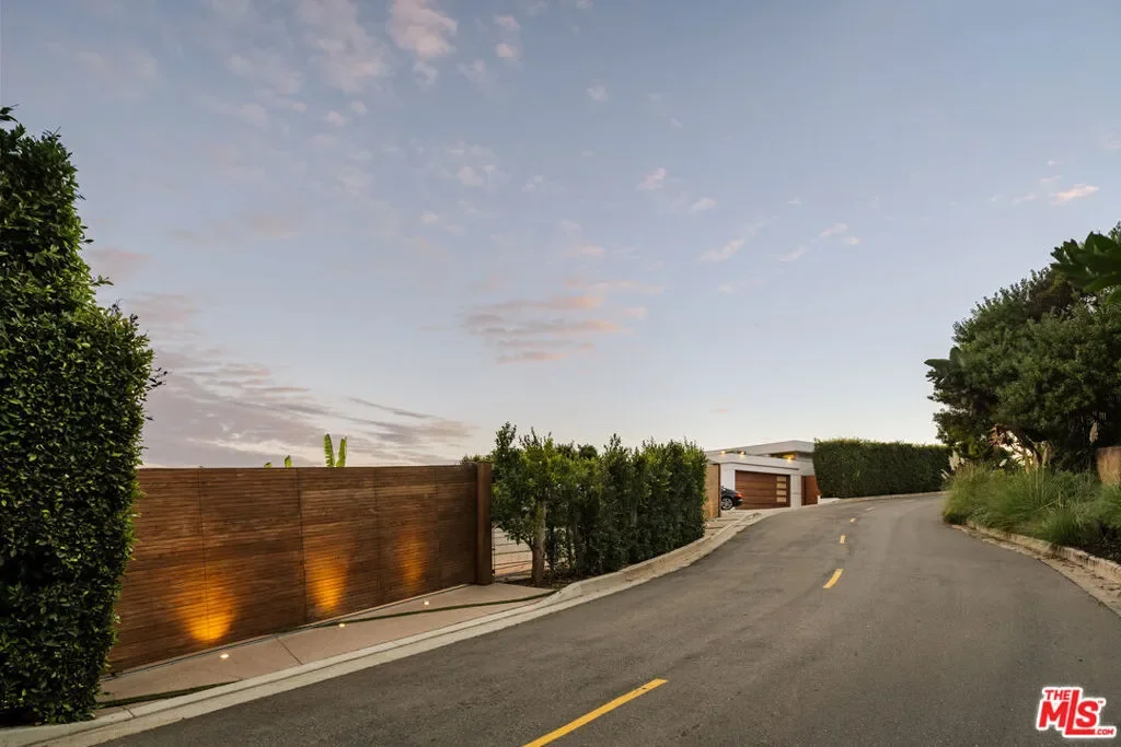 467 Paseo Miramar, Los Angeles, California, United States. - Photo 31