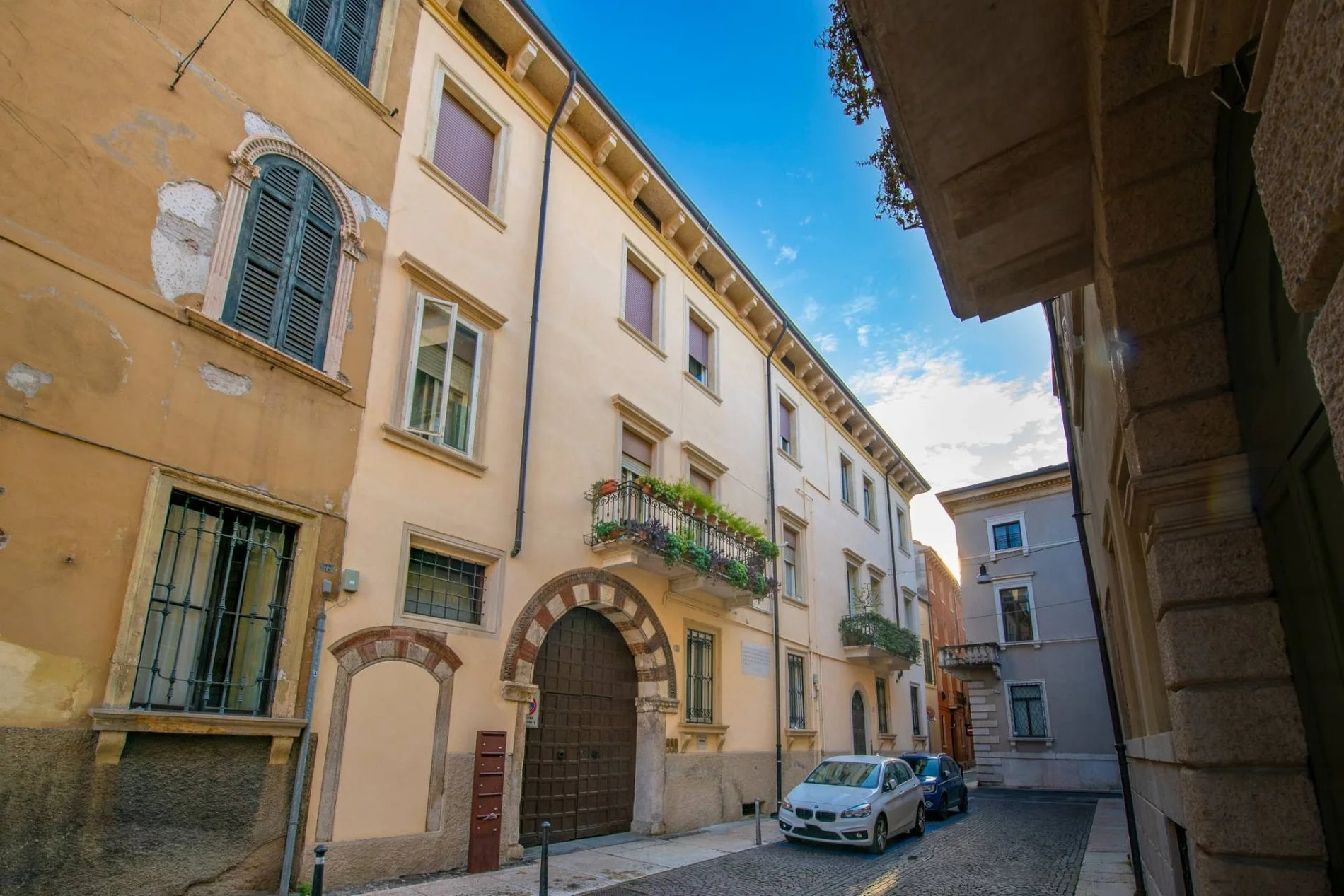 Via Garibaldi, Verona, Veneto, Italy. - Photo 3