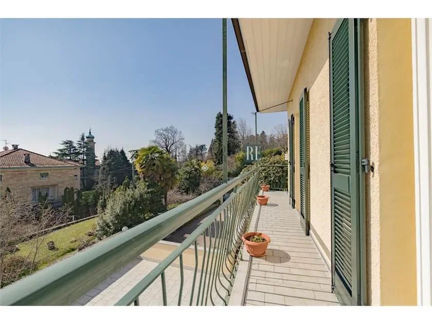 Exterior photo 5