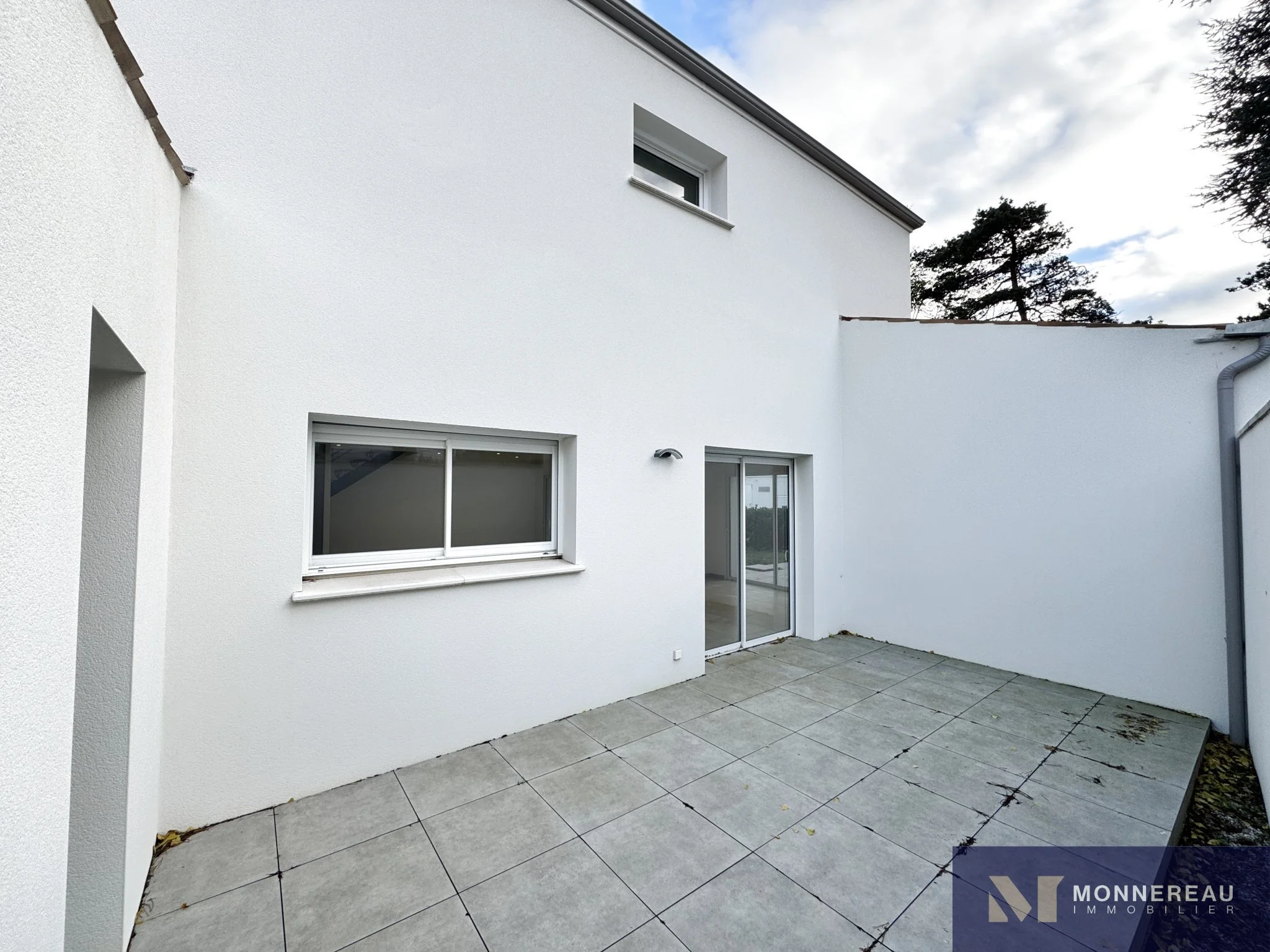 Exterior photo 5