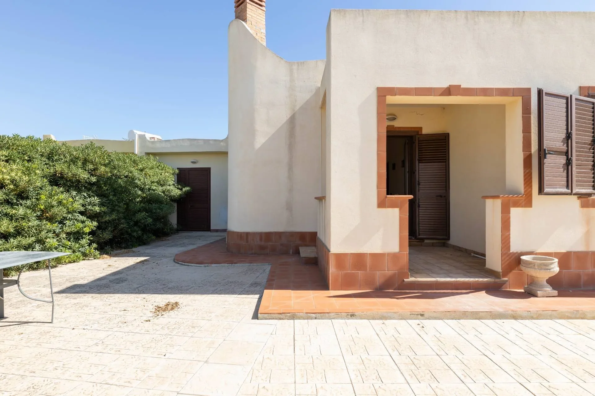 Exterior photo 8