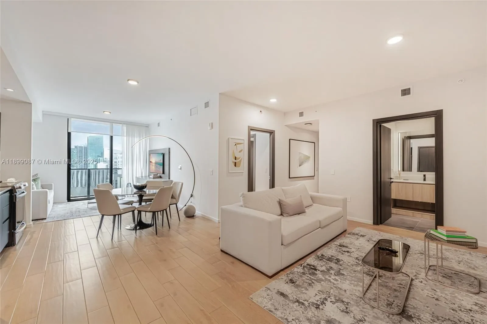 398 NE 5th St 3017, Miami, Florida, United States. - Photo 3