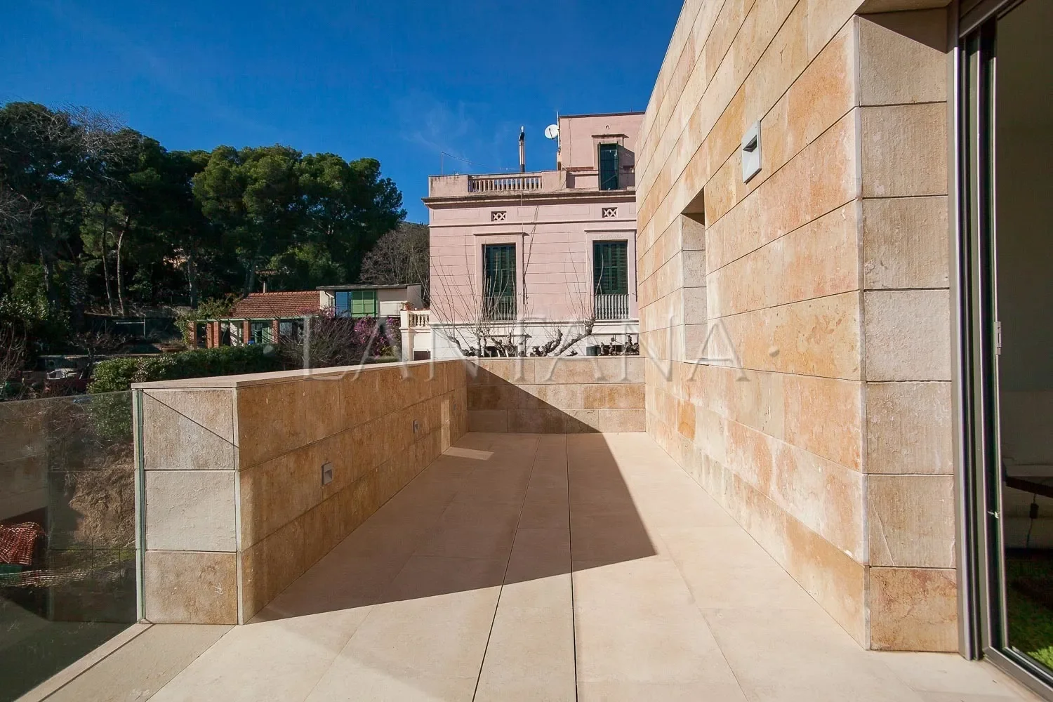 Exterior photo 5