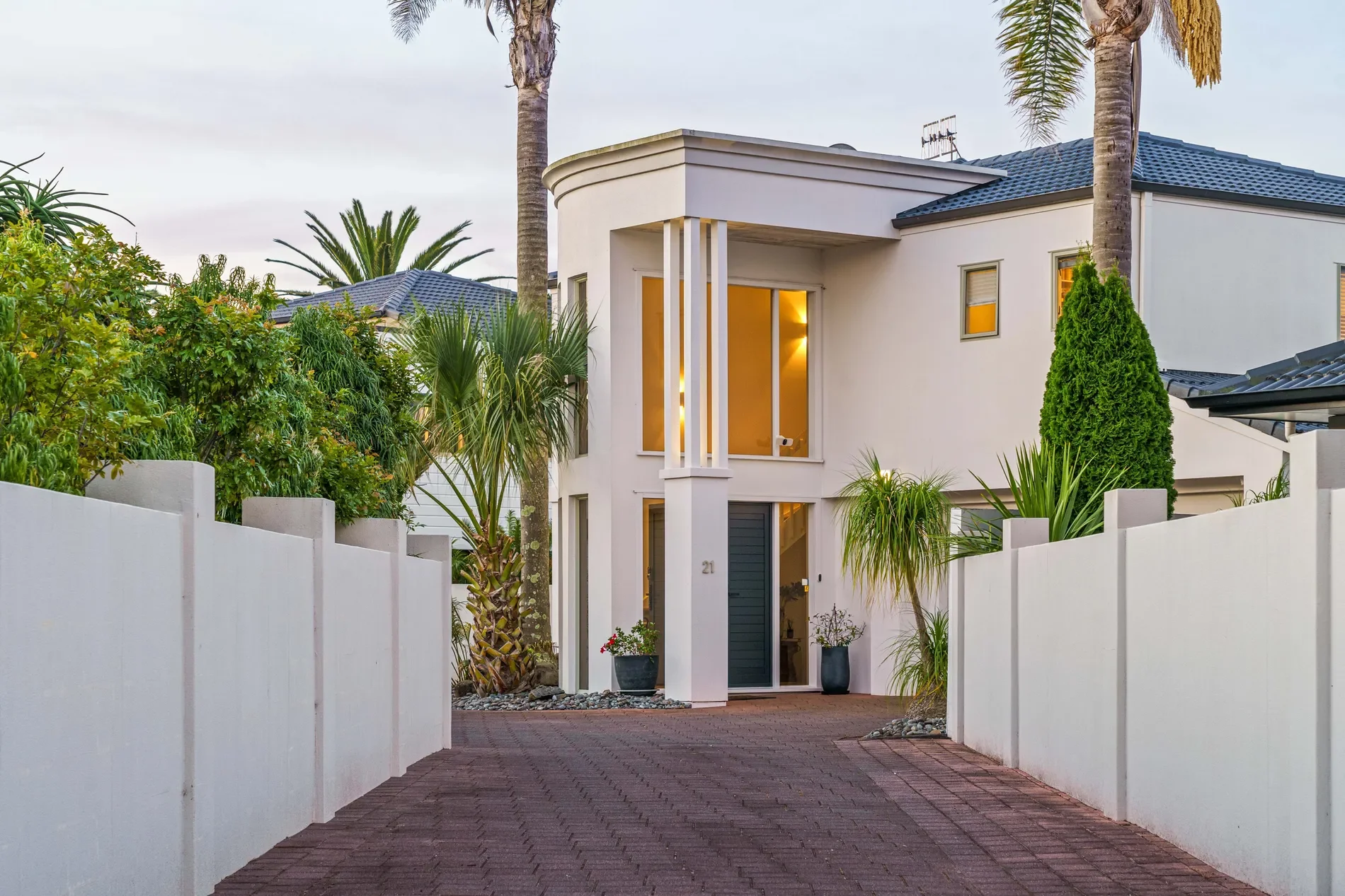 Exterior photo 8