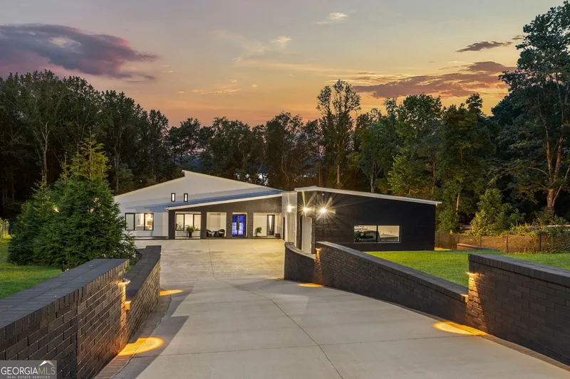 Single Family Residence in Suwanee