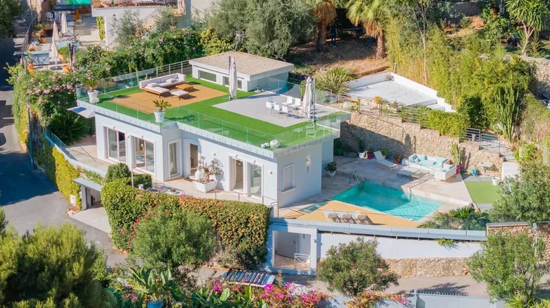 Villa with Sea View in Èze, 15 Minutes from Monaco