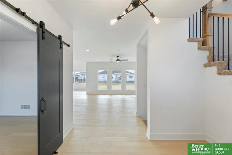6 Bedrooms Single Family Detached