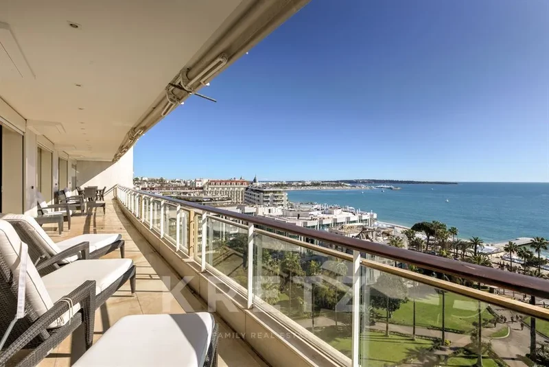CANNES, Cannes, Provence-Alpes-Côte d'Azur, France. - Photo 8