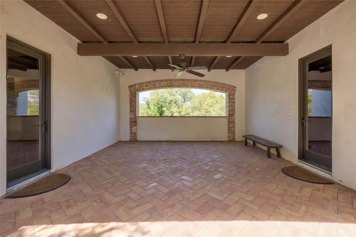 Exterior photo 4