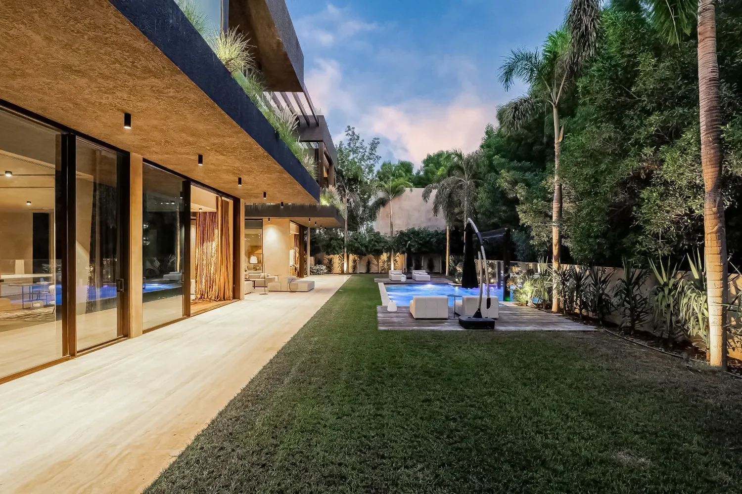 Exterior photo 4