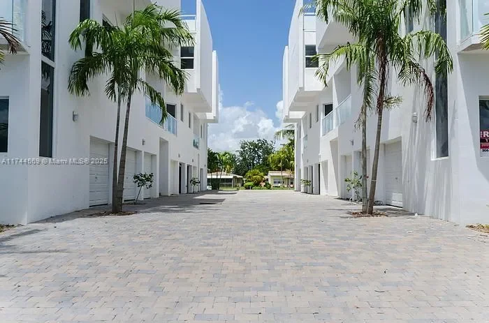 1985 Calais 3, Miami Beach, Florida, United States. - Photo 1