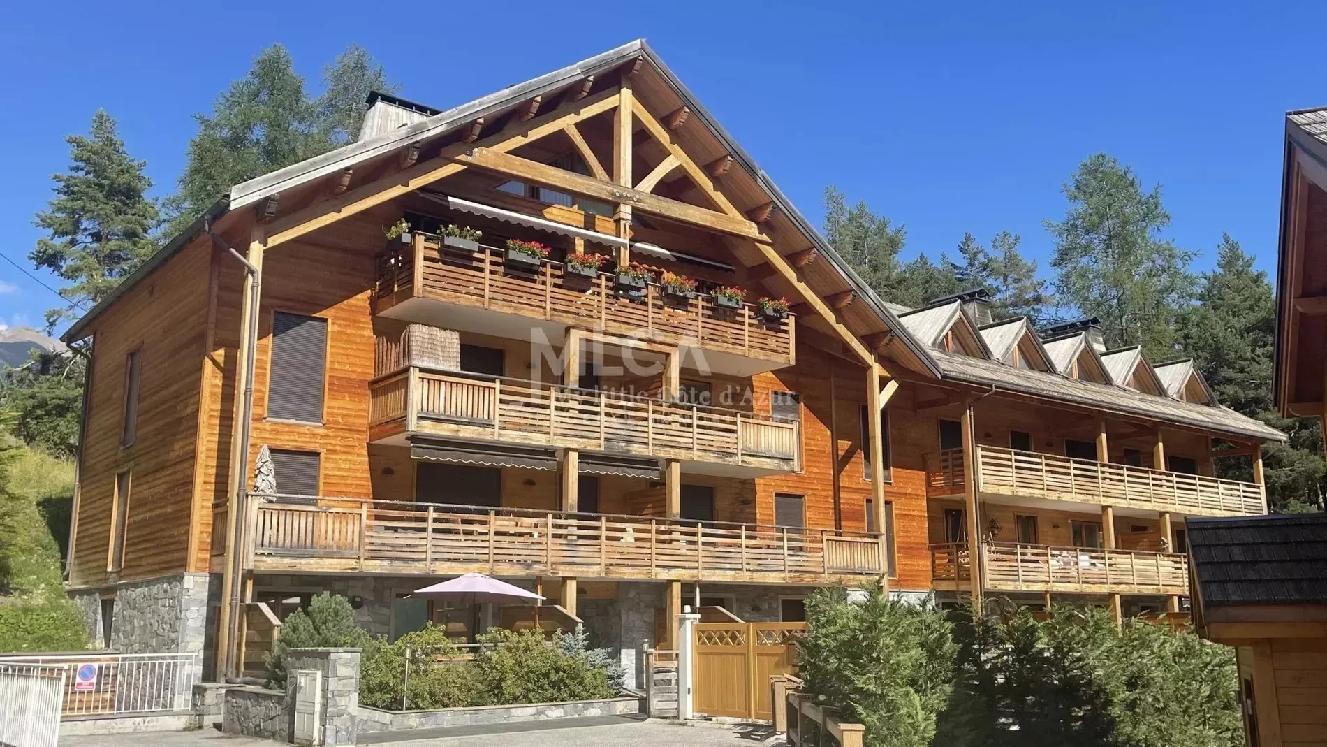 Exterior photo 4