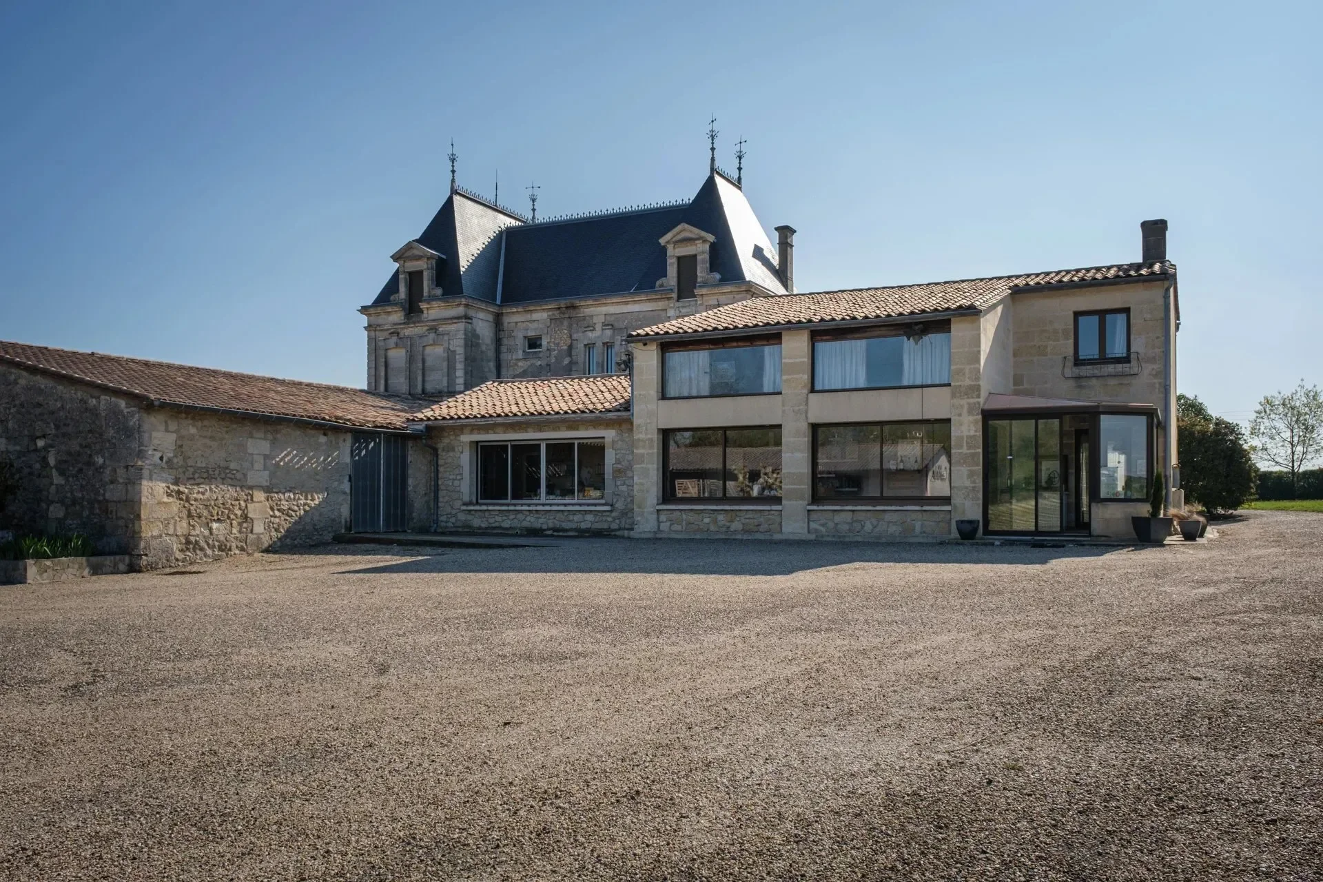 Exterior photo 5