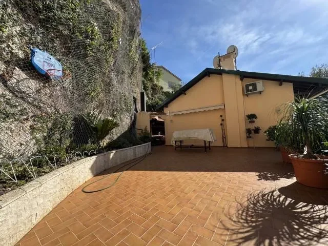 ROQUEBRUNE VILLA WITH SEA VIEW IN EXCELLENT CONDITION TERRACE GARDEN GARAGE