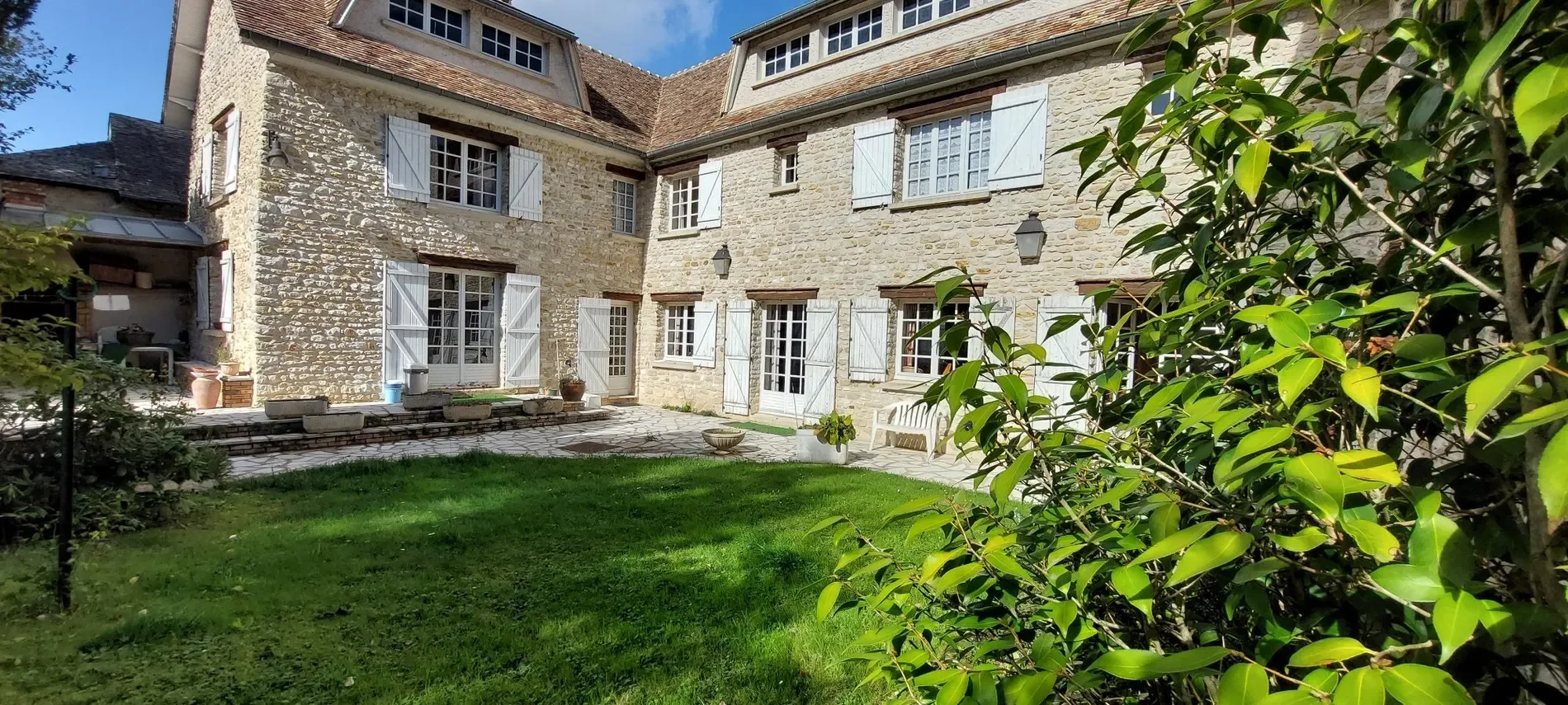 Exterior photo 1
