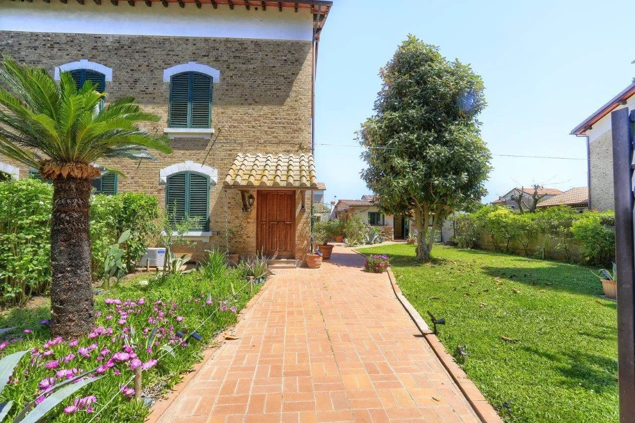 Exterior photo 6