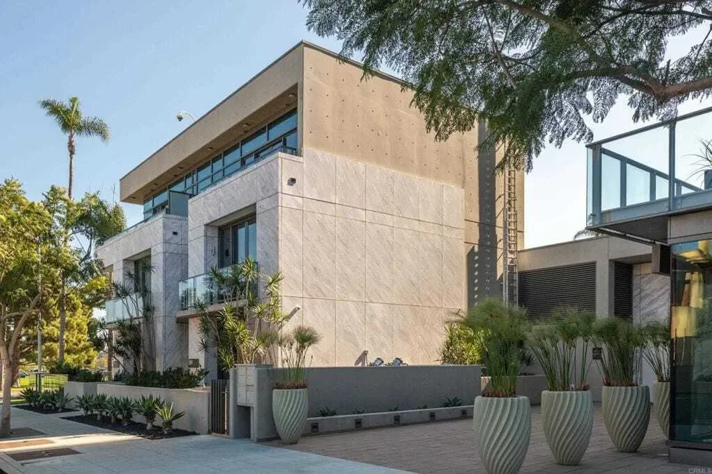 Exterior photo 8