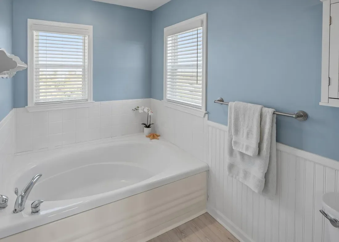 6901 W Beach Drive, Oak Island, North Carolina, United States. - Photo 17