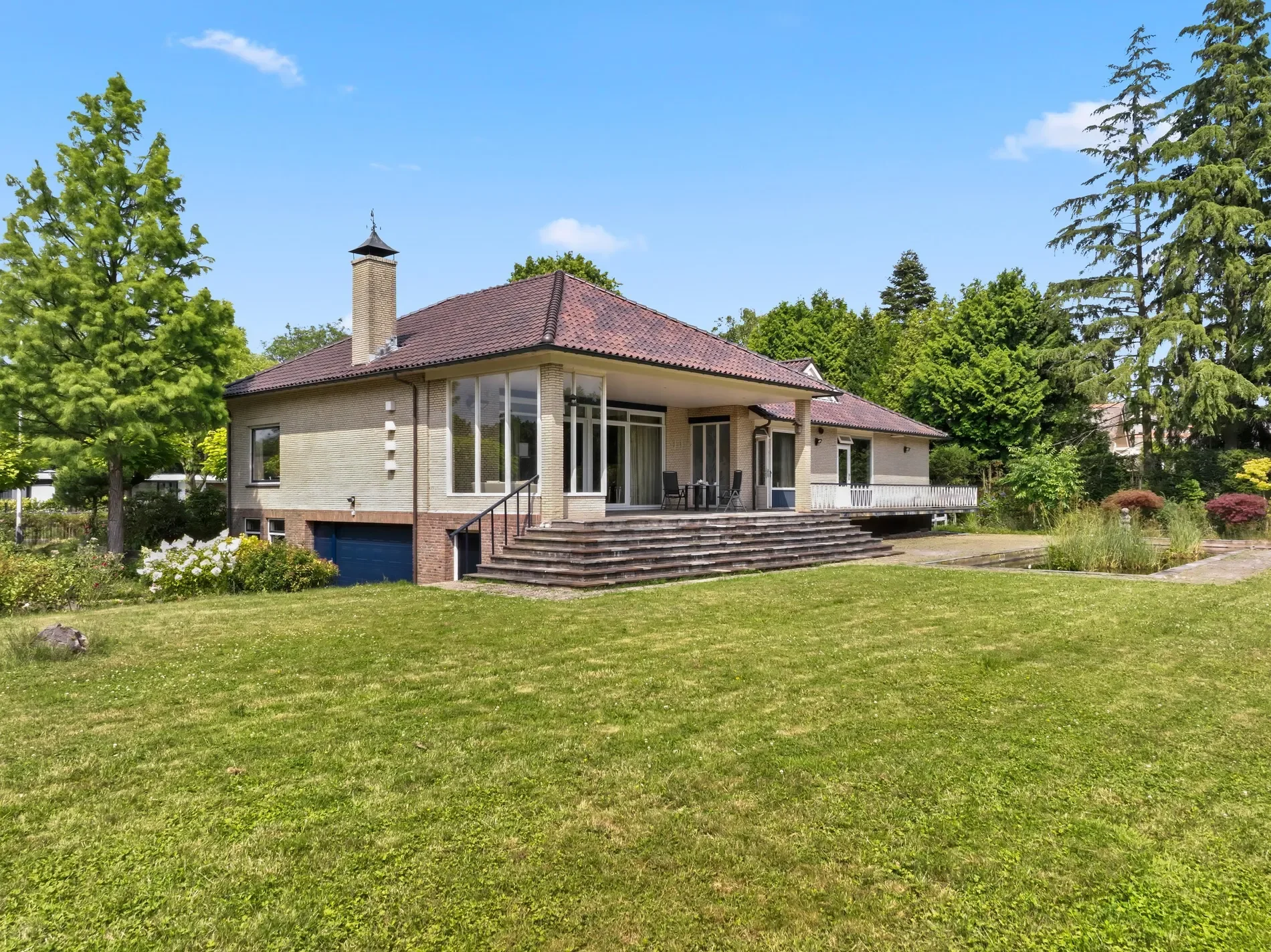 Exterior photo 5