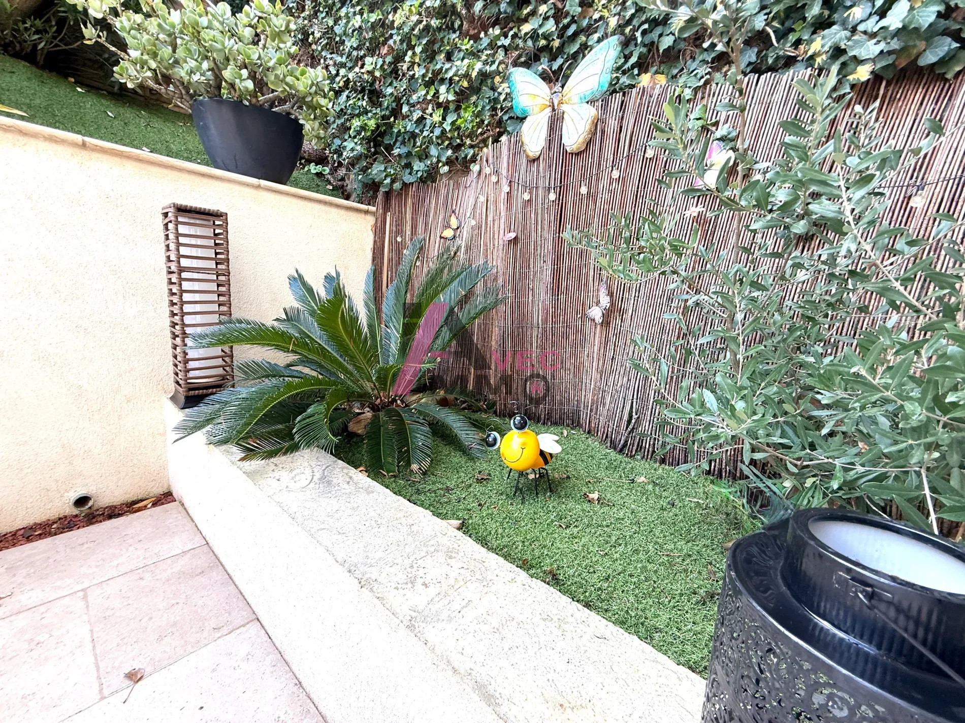 Exterior photo 2