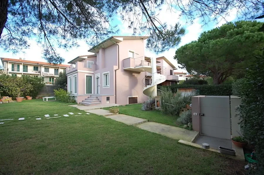 Exterior photo 3