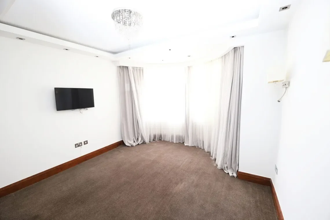 Beaufort Drive Hampstead Garden Suburb, London, England, United Kingdom. - Photo 8