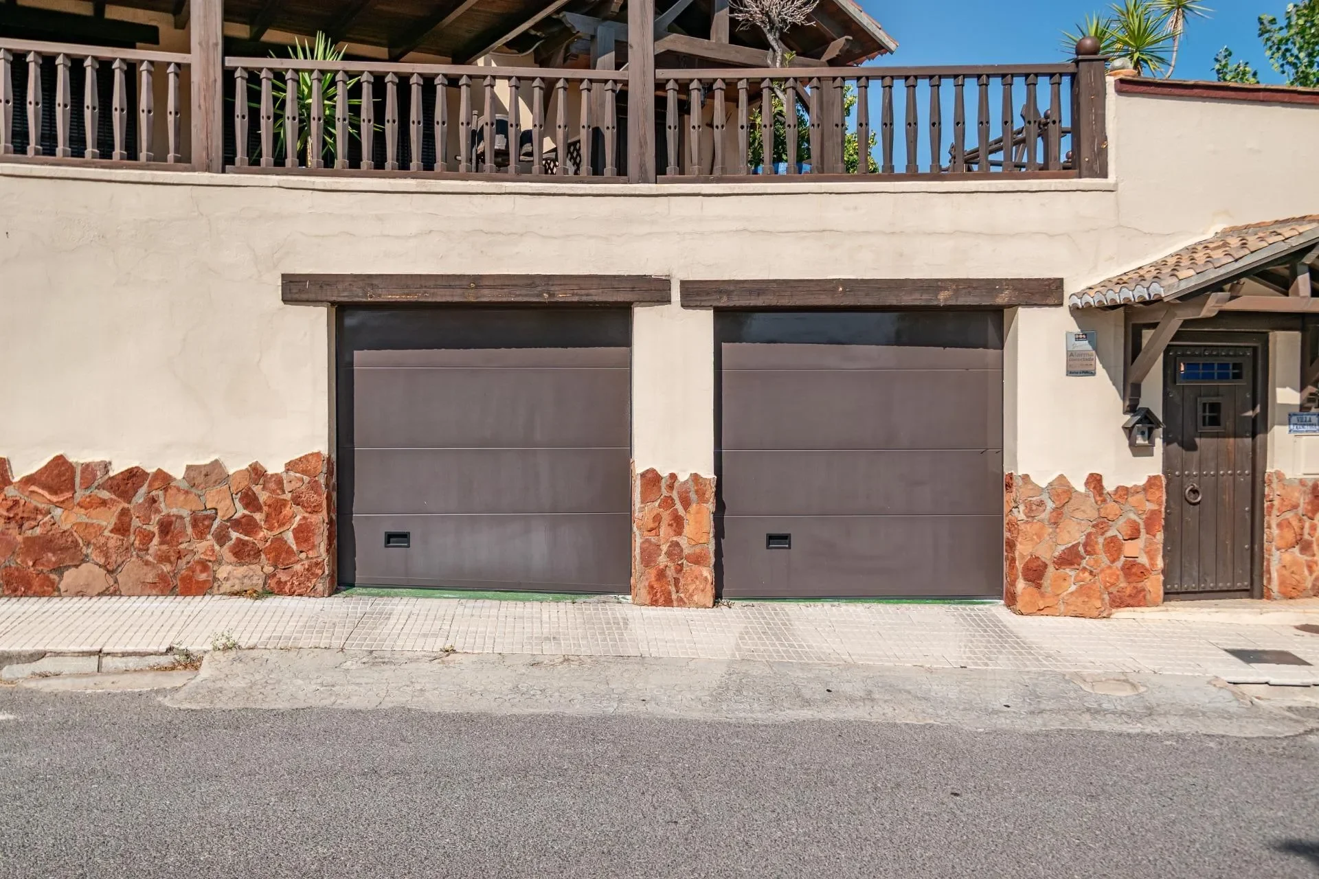 Exterior photo 4