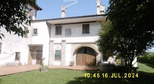 VILLA WITH SIX BEDROOMS AND FIVE BATHROOMS