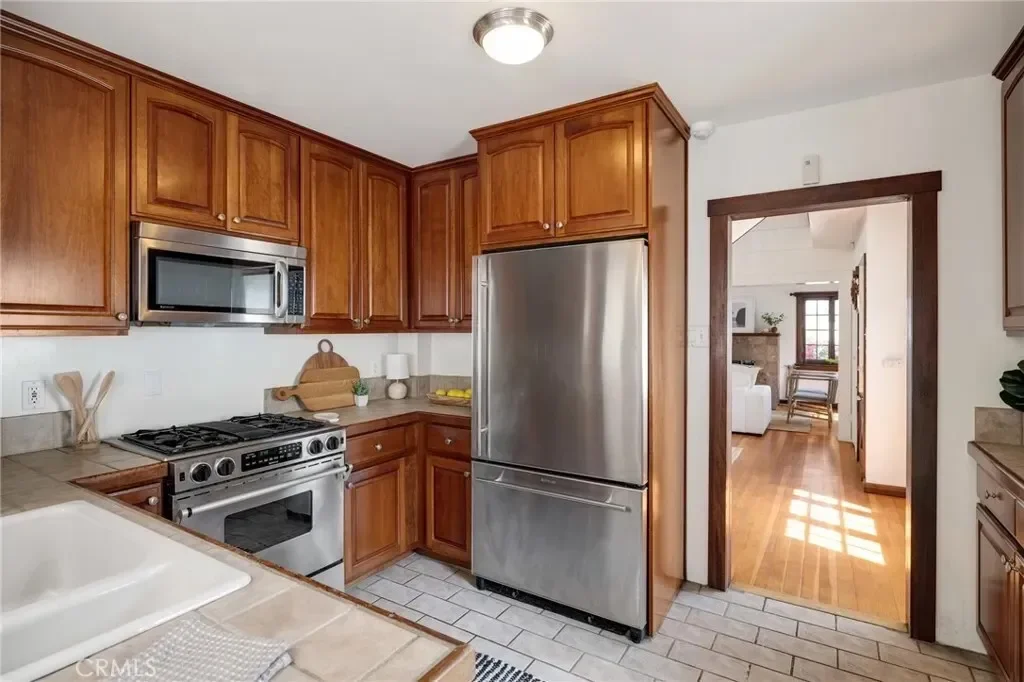 525 Manhattan Beach Boulevard, Manhattan Beach, California, United States. - Photo 16