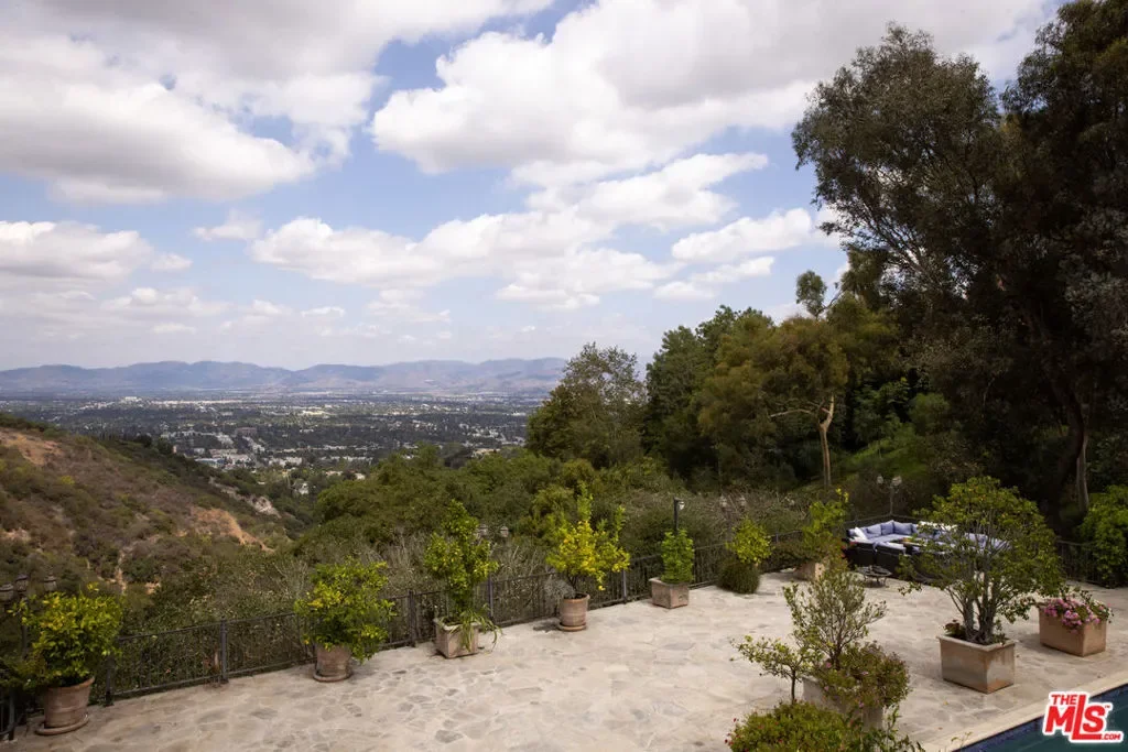 13355 Mulholland Drive, Beverly Hills, California, United States. - Photo 31