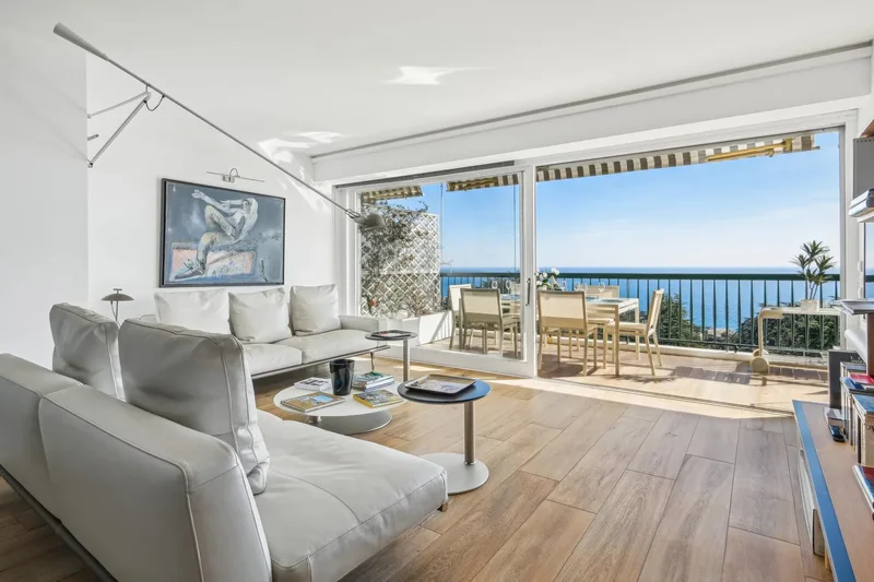 UNDER OFFER - CANNES - CROIX DES GARDES -Apartment with a spectacular view of the Bay of Cannes and