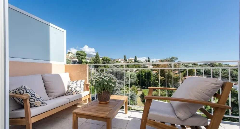 ROQUEBRUNE CAP MARTIN - 3 PIECES OF 51 M2 FOR SALE - LAST FLOOR - RENOVATED - VERY BRIGHT - TERRACE