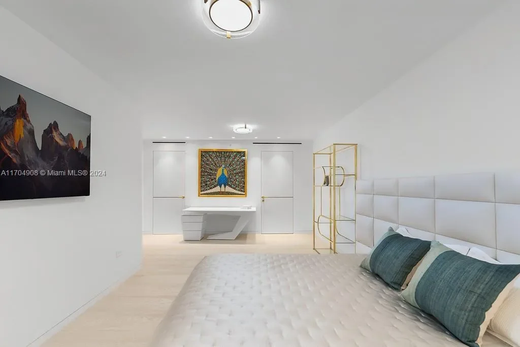 300 S Pointe Dr, #PH-5, Miami Beach, Florida, United States. - Photo 29