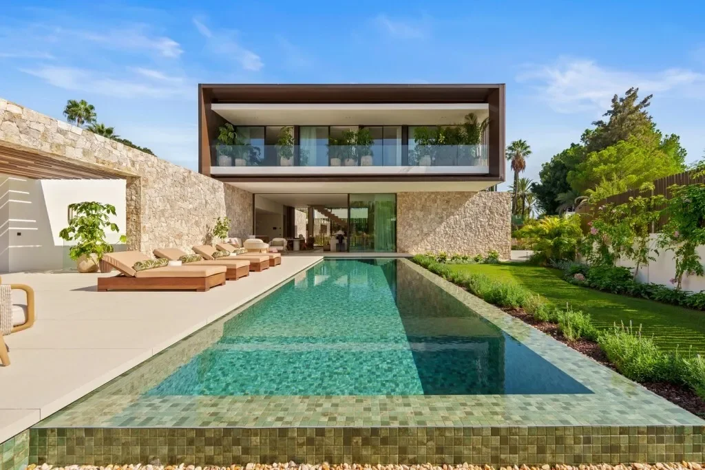 Exterior photo 2