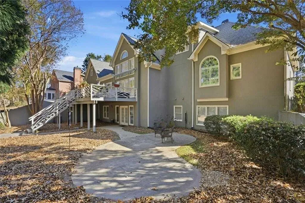 Exterior photo 6