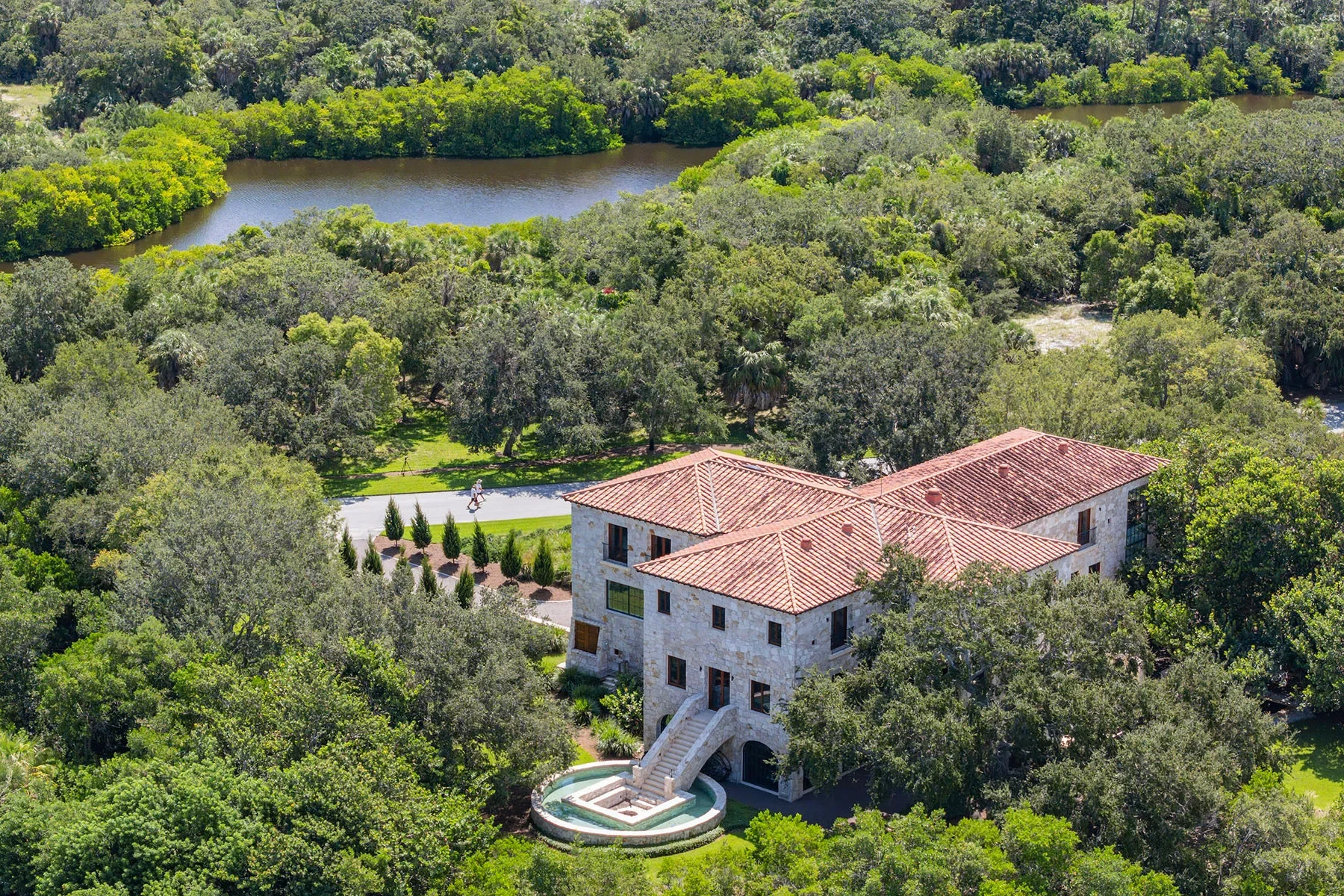 Exterior photo 2
