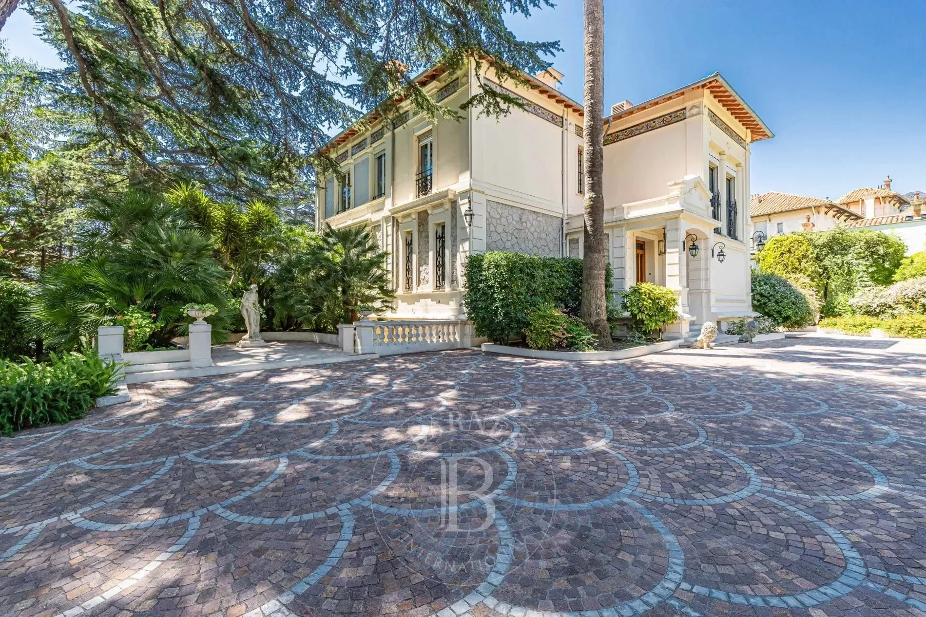 Exterior photo 4