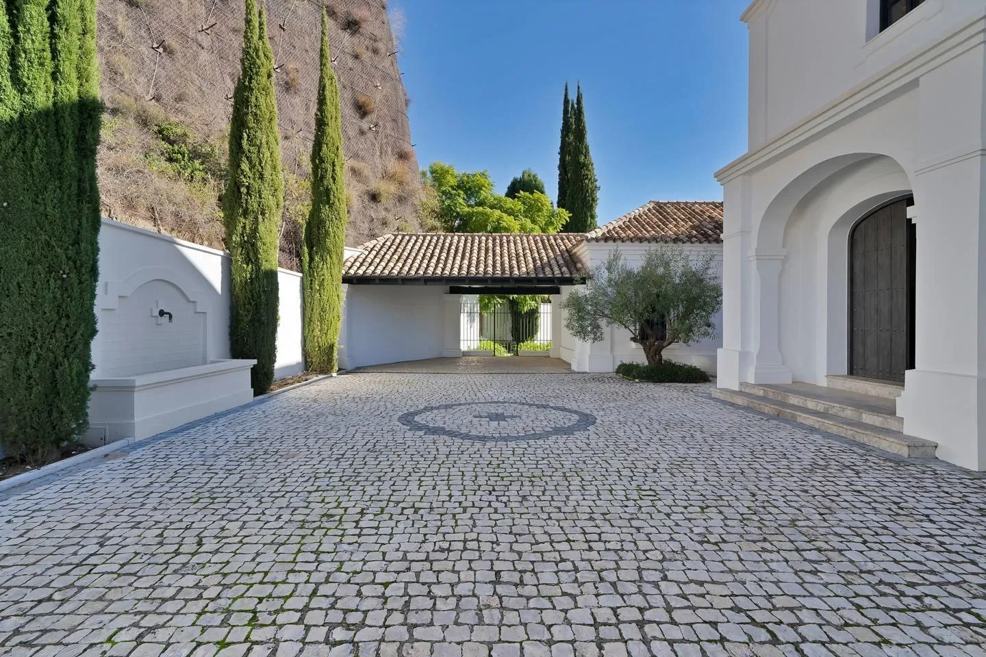 Exterior photo 3