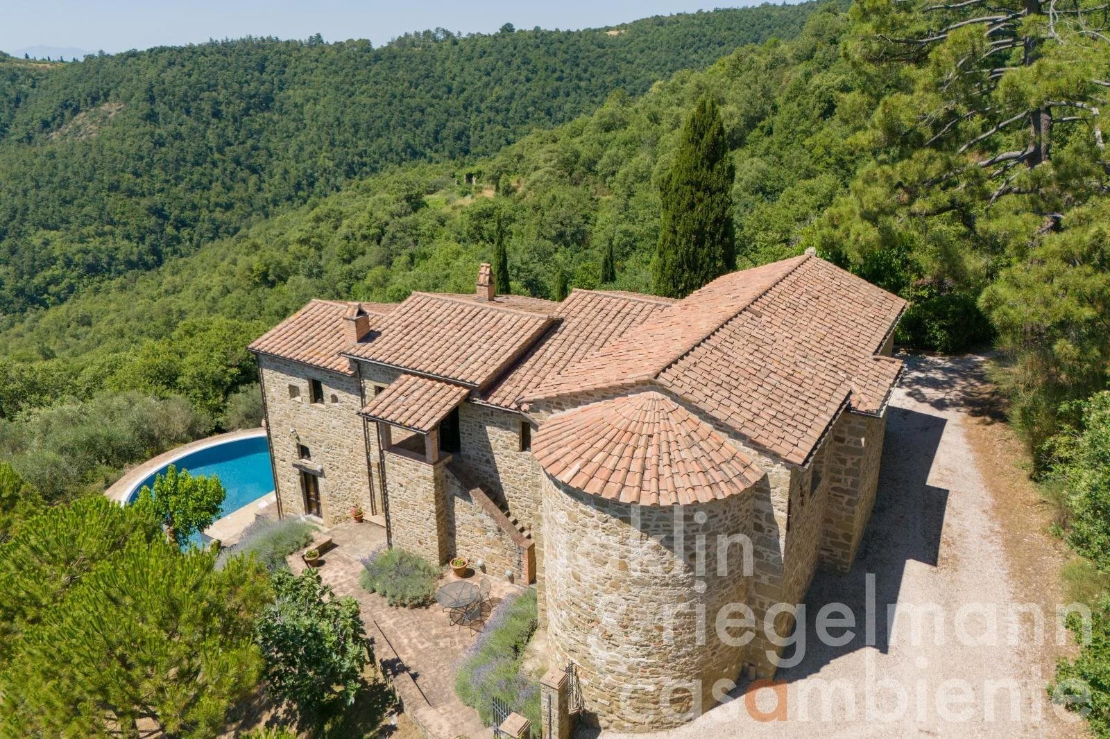 Exterior photo 4